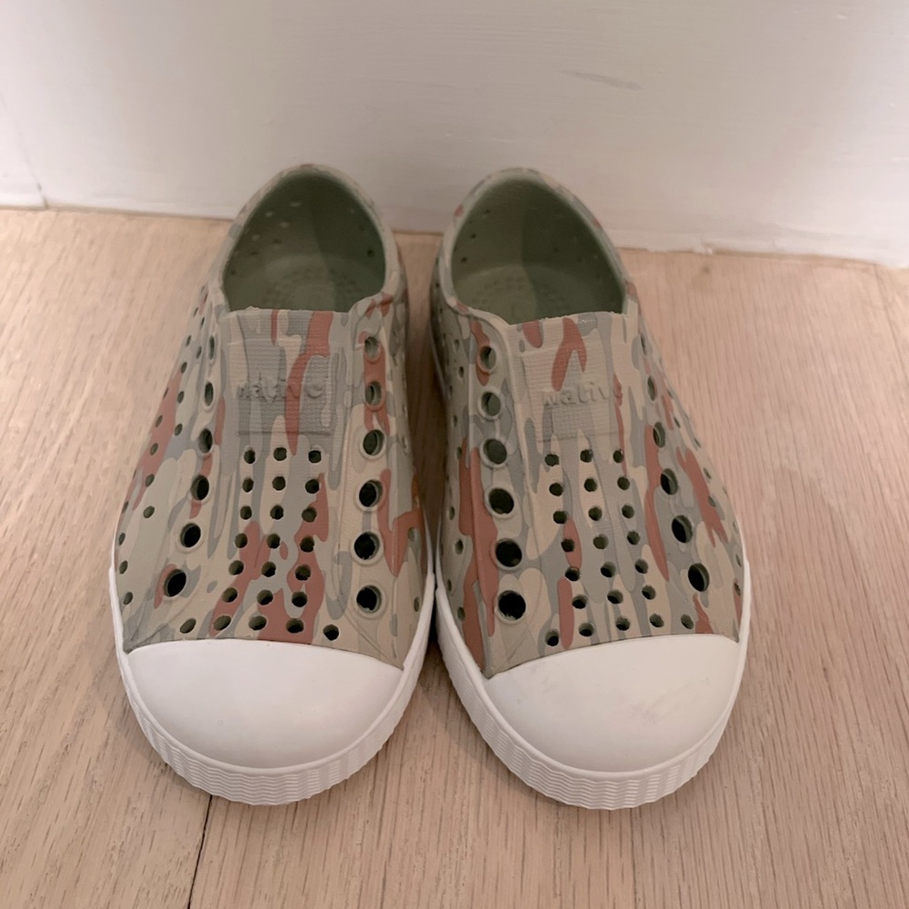 Brand new. Toddle Native Shoes -Miles Child. Size C6